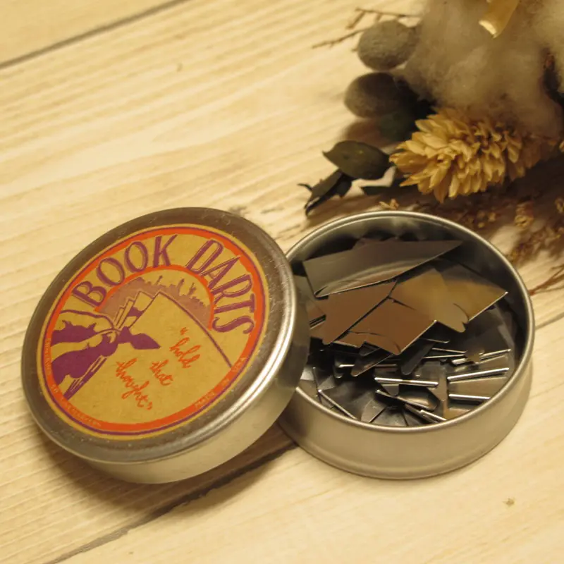 購入的是銀色薄疙瘩書籤 (Book Darts)