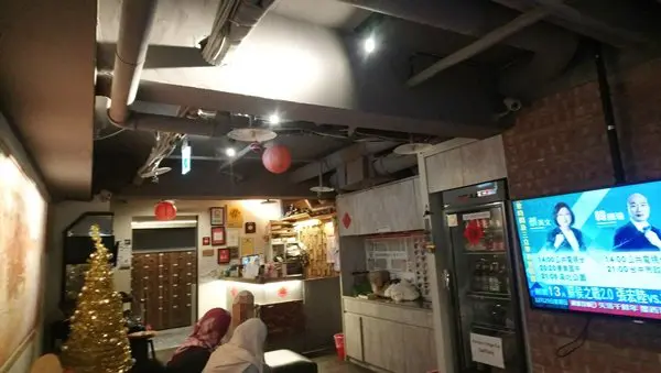 牆壁上有懸掛電視