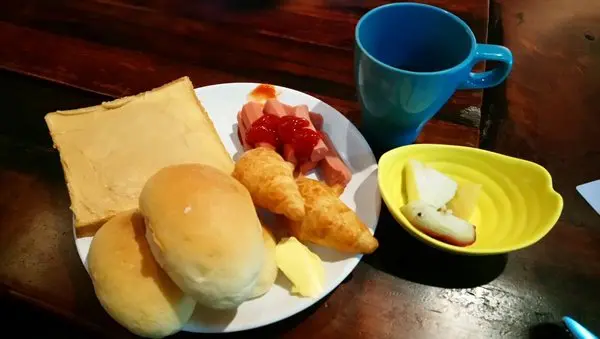 餐包、熱狗、可頌加上塗超厚的花生醬的吐司,搭配熱可可,熱量超高XD