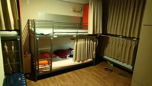 一般雙人上下舖,這種對於睡眠要求比較高的人不適合