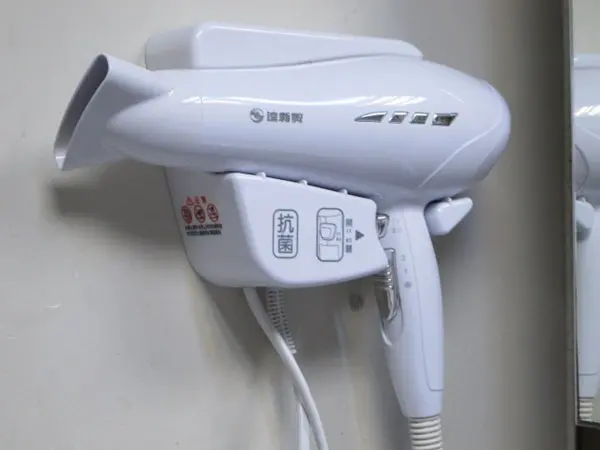 白色的達新牌吹風機,質感不錯