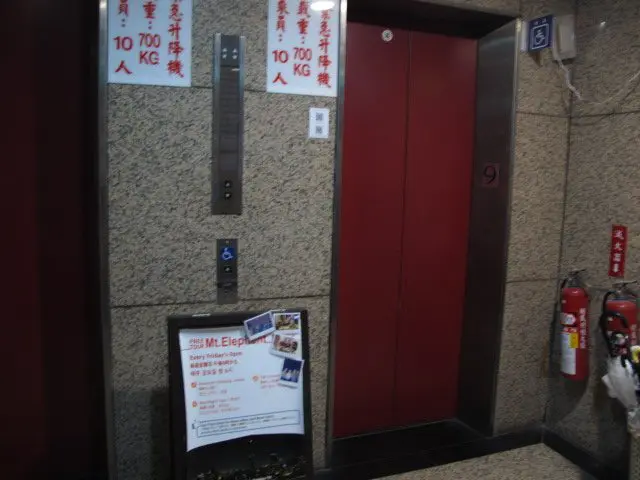 福爾摩莎101青年旅館在九樓,需要搭電梯上來
